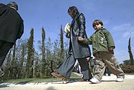 Una madre junto a su hijo, en el Bosque de los Ausentes. (Foto: Carlos Barajas)